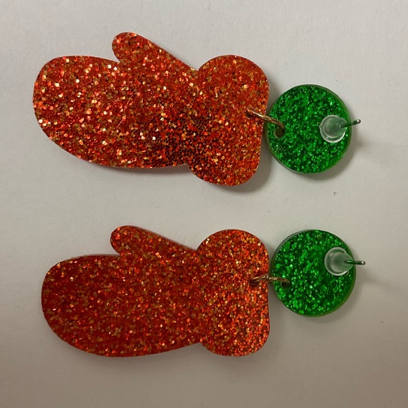 ❤️Holiday Mitten Earrings💚 - Picture 4 of 4